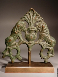Bronze plaque with relief of two heraldic lions and amphora